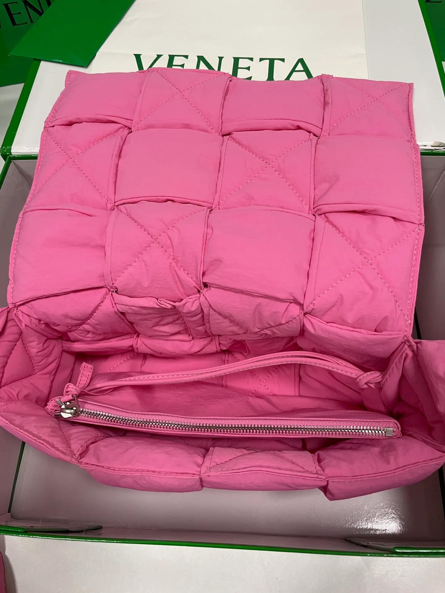 #𝐂𝐀𝐒𝐒𝐄𝐓𝐓𝐄 Nylon tofu tofu bag This Cassette is so cute, its cute appearance does not affect its practicality and the capacity is good! The fabric is low-key and very textured, suitable for daily wear with casual wear. The cross-woven design of the wide cloth is really stunning. The bag has a puffy shape and feels like a piece of tofu. It can be worn on one shoulder, cross-body or as a waist bag. You can also adjust the shoulder strap to the size of the bag under the armpit, so you can have it all! S30x15cm【8951#】